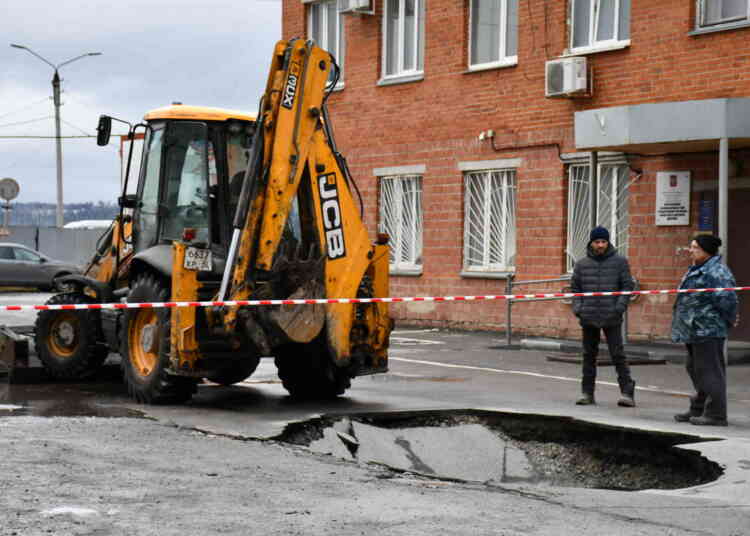Асфальт провалился перед Госавтоинспекцией в Миассе