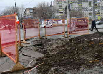 Весной тает не только снег — асфальт провалился около остановки «Степана Разина»