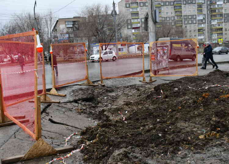 Весной тает не только снег — асфальт провалился около остановки «Степана Разина»