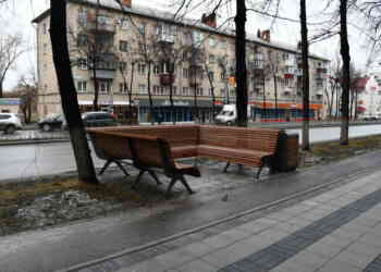 Скамейки у проезжей части на проспекте Автозаводцев демонтируют или перенесут