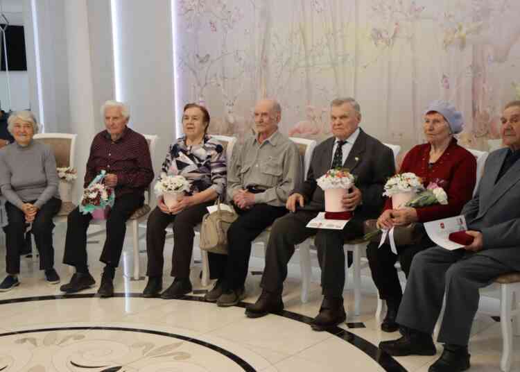 Пары-долгожители из Миасса получили награды «Семейное счастье»