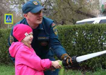 Мальчишки и девчонки испытали себя в роли укротителей огня