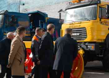 Денис Мантуров оценил новейший снегоочиститель миасского завода