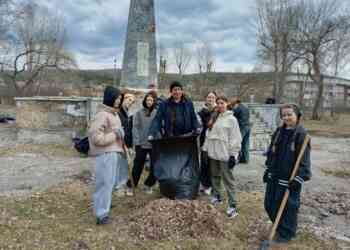 Школьники облагородили мемориал в старой части Миасса