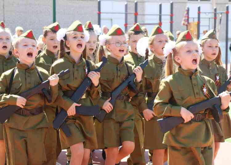 «Ровным строем, чеканя шаг»: юбилейный смотр песни и строя прошел в Миассе