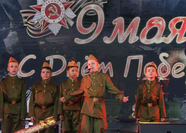 «Во имя мира на Земле»: фоторепортаж с праздничного концерта в Миассе