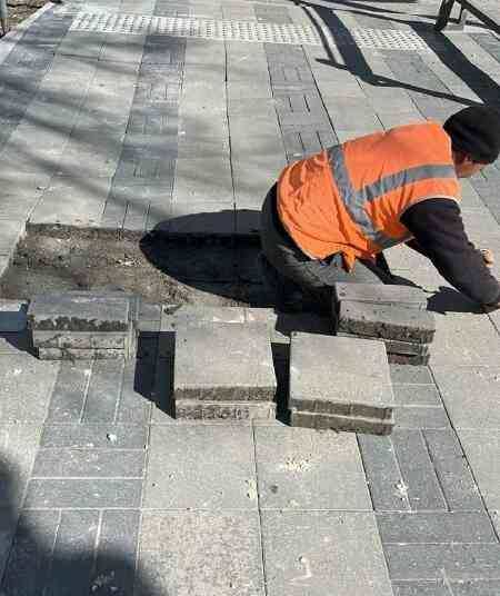 Тротуарную плитку перекладывают на проспекте Автозаводцев