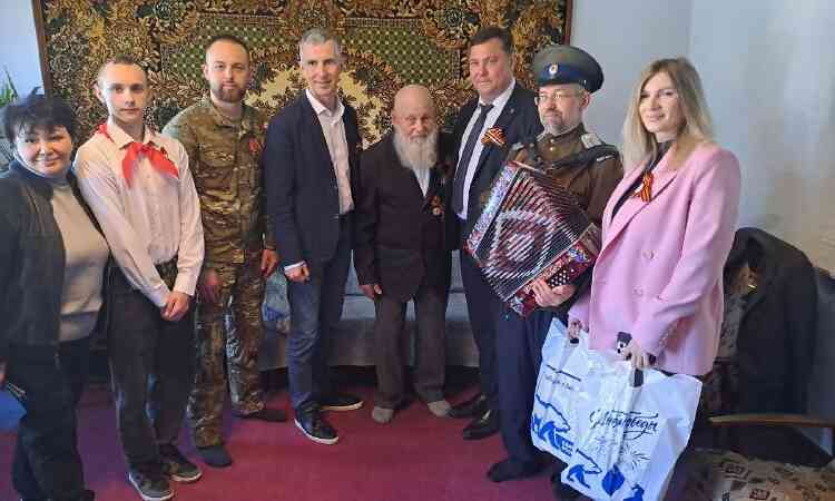 Миасского ветерана поздравили с наступающим Днем Победы