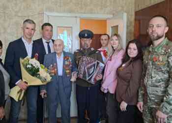 Ветеран ВОВ принимает поздравления в Миассе