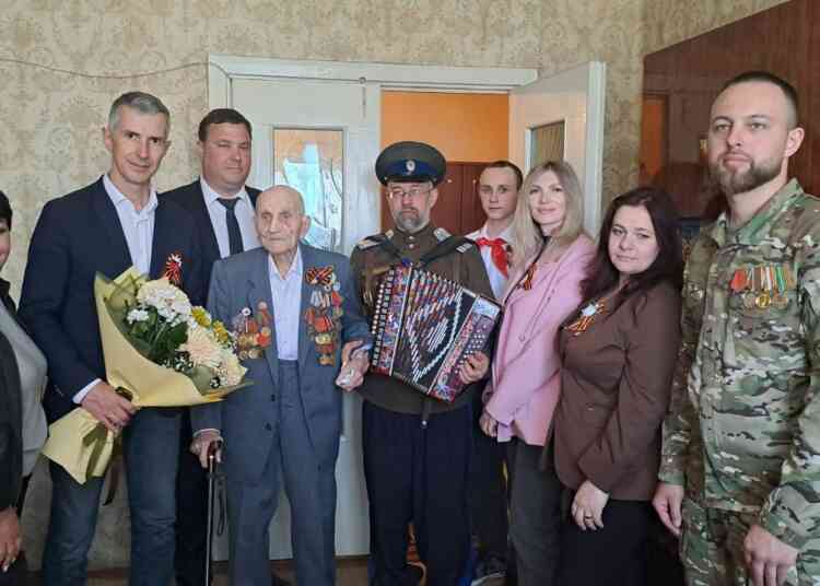 Ветеран ВОВ принимает поздравления в Миассе