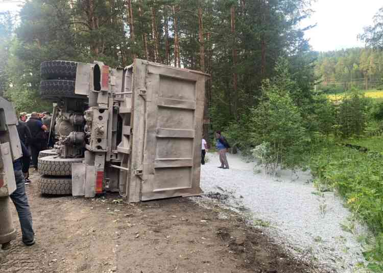 На те же грабли: пьяный водитель перевернул грузовик под Миассом