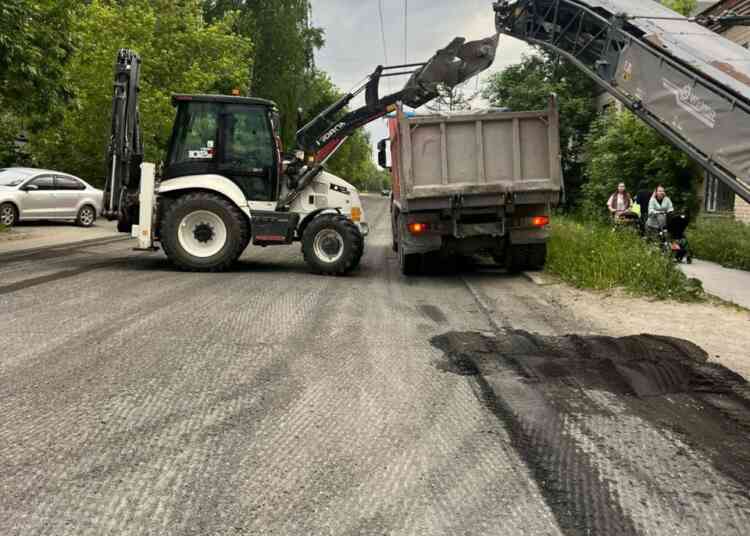 Ремонт трех дорог начался в поселке Строителей