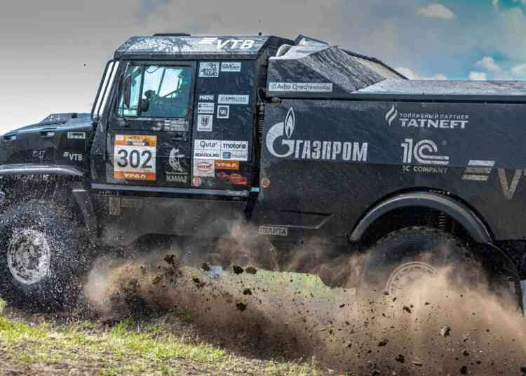 Вчера экипаж «Урала» выручал «КамАЗ»