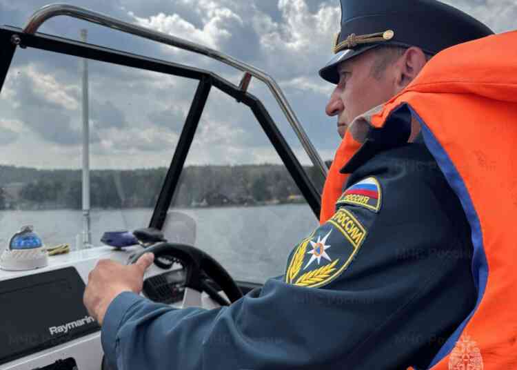 Девушки застряли на сапборде посреди Тургояка