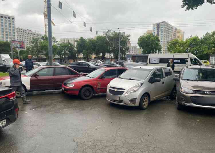 Больше, чем в Миассе: восемь машин столкнулись в Челябинске