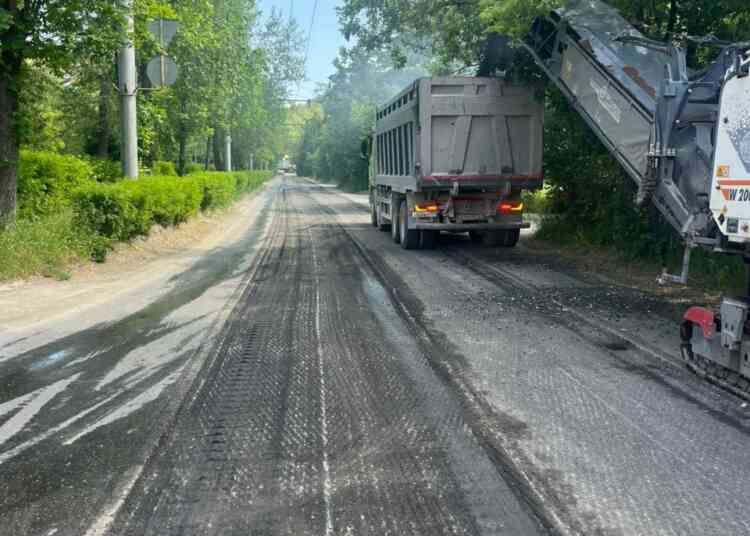 Ремонт трех дорог начался в поселке Строителей