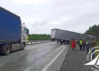 Фура улетела в кювет на трассе М-5 под Миассом