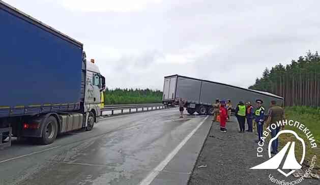 Фура улетела в кювет на трассе М-5 под Миассом