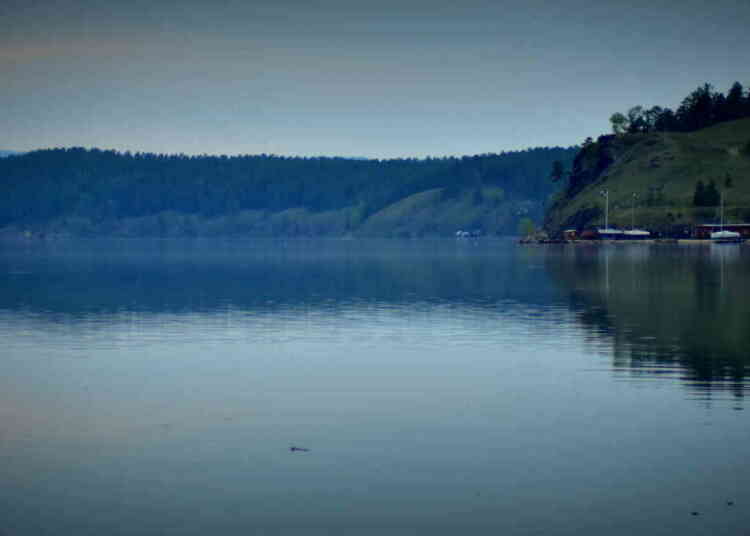 Пять человек на катамаране отбуксировали к берегу Тургояка