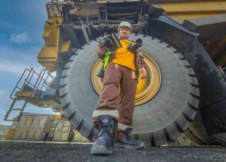 «На заводах зарабатываю деньги, на поездах трачу»