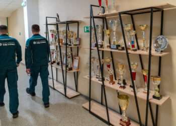 Метран открыл постоянную выставку спортивных достижений сотрудников