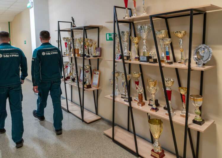 Метран открыл постоянную выставку спортивных достижений сотрудников