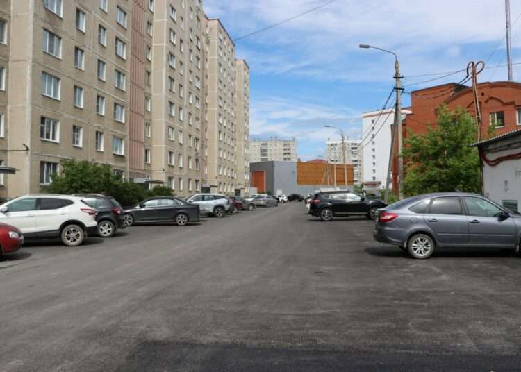 Глава Миасса оценил результаты благоустройства дворовой территории