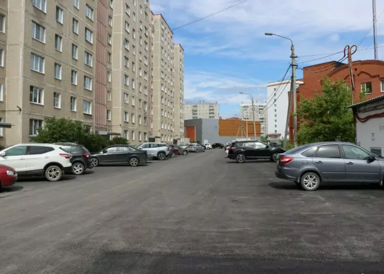 Глава Миасса оценил результаты благоустройства дворовой территории