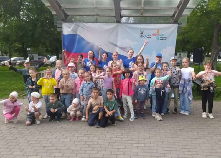 Духовой оркестр и игры объединили жителей Миасса