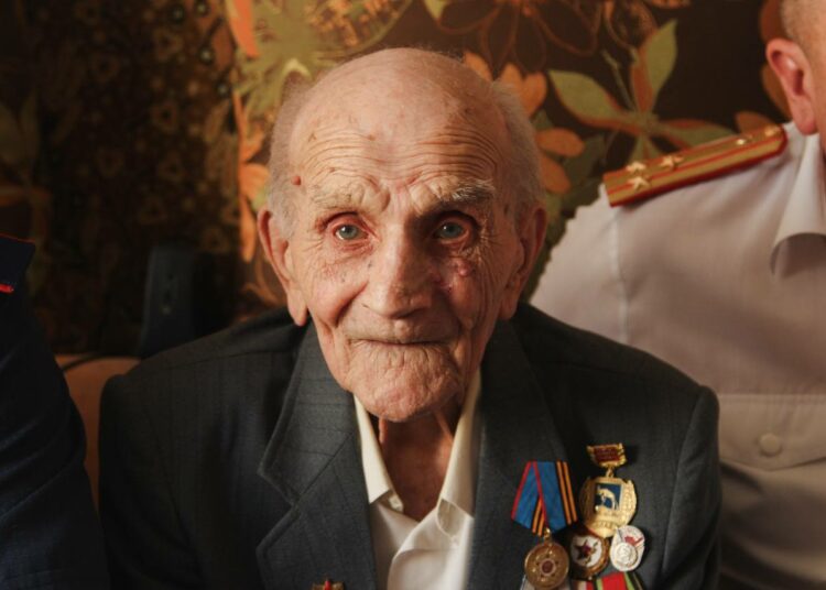 Ветеран ВОВ получил медаль от Следственного комитета России