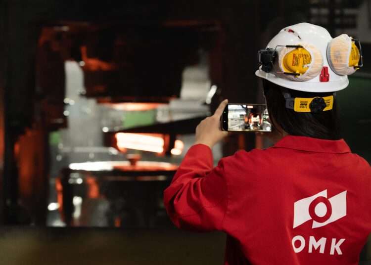 Школьники приходят на завод ОМК в Челябинске для знакомства с профессиями