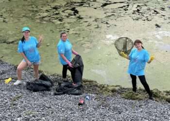 Волонтеры челябинского завода очистили карьер в поселке Новосинеглазово