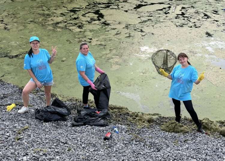 Волонтеры челябинского завода очистили карьер в поселке Новосинеглазово