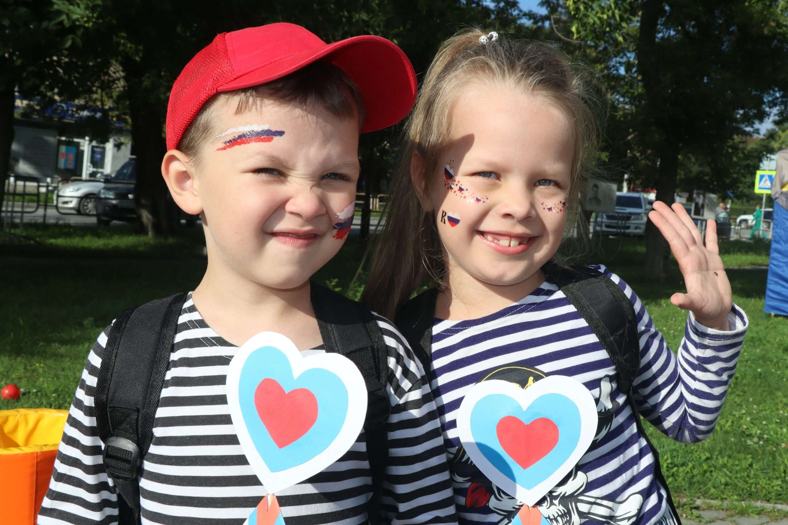 «Мы поднимаем наш флаг!»: в Миассе отметили День Государственного флага России