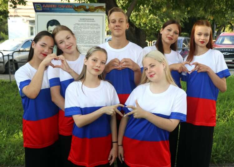 «Мы поднимаем наш флаг!»: в Миассе отметили День Государственного флага России