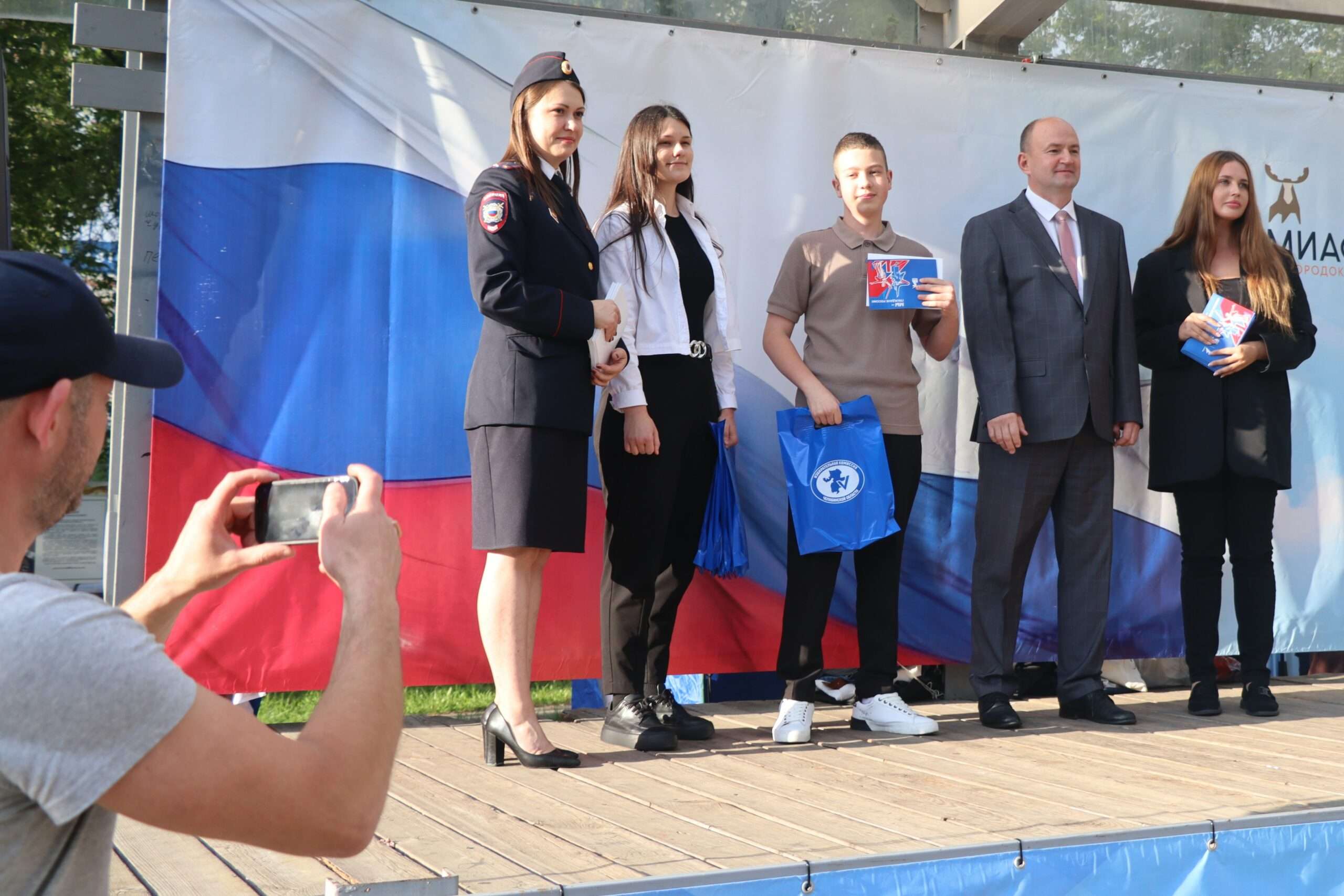 «Мы поднимаем наш флаг!»: в Миассе отметили День Государственного флага России