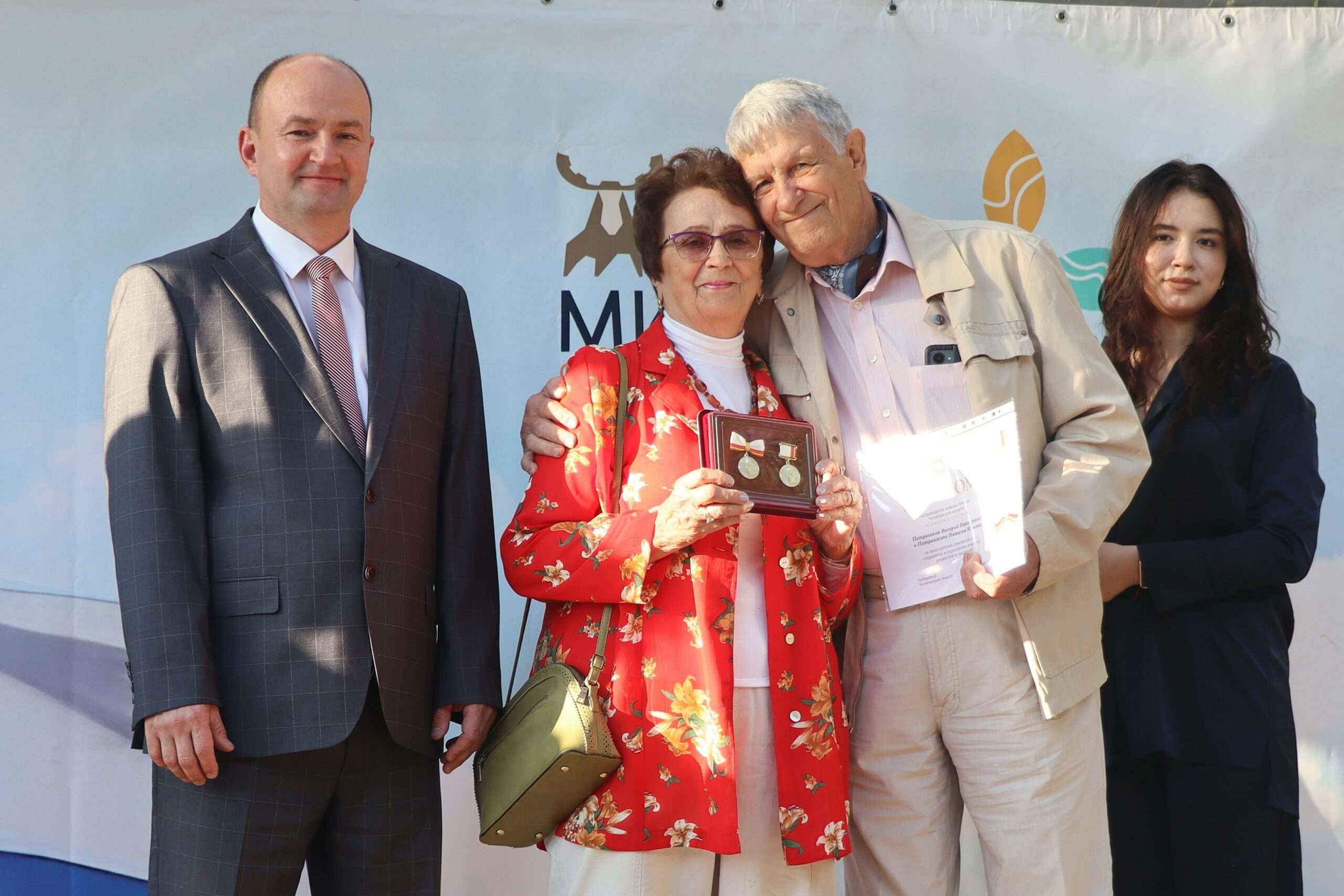 «Мы поднимаем наш флаг!»: в Миассе отметили День Государственного флага России