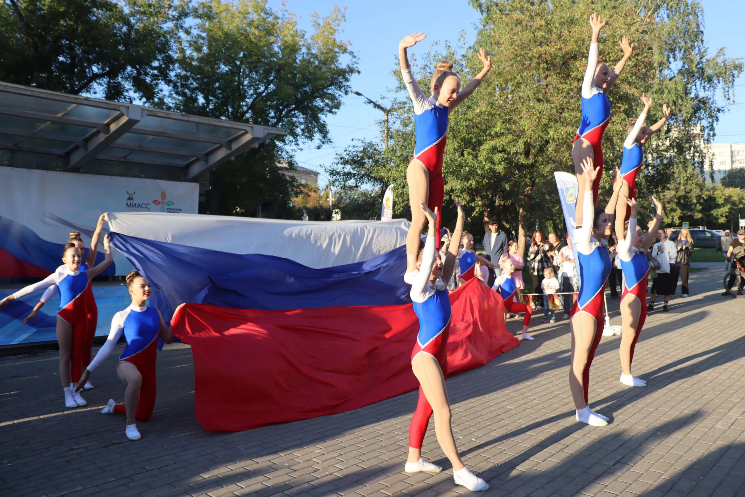 «Мы поднимаем наш флаг!»: в Миассе отметили День Государственного флага России