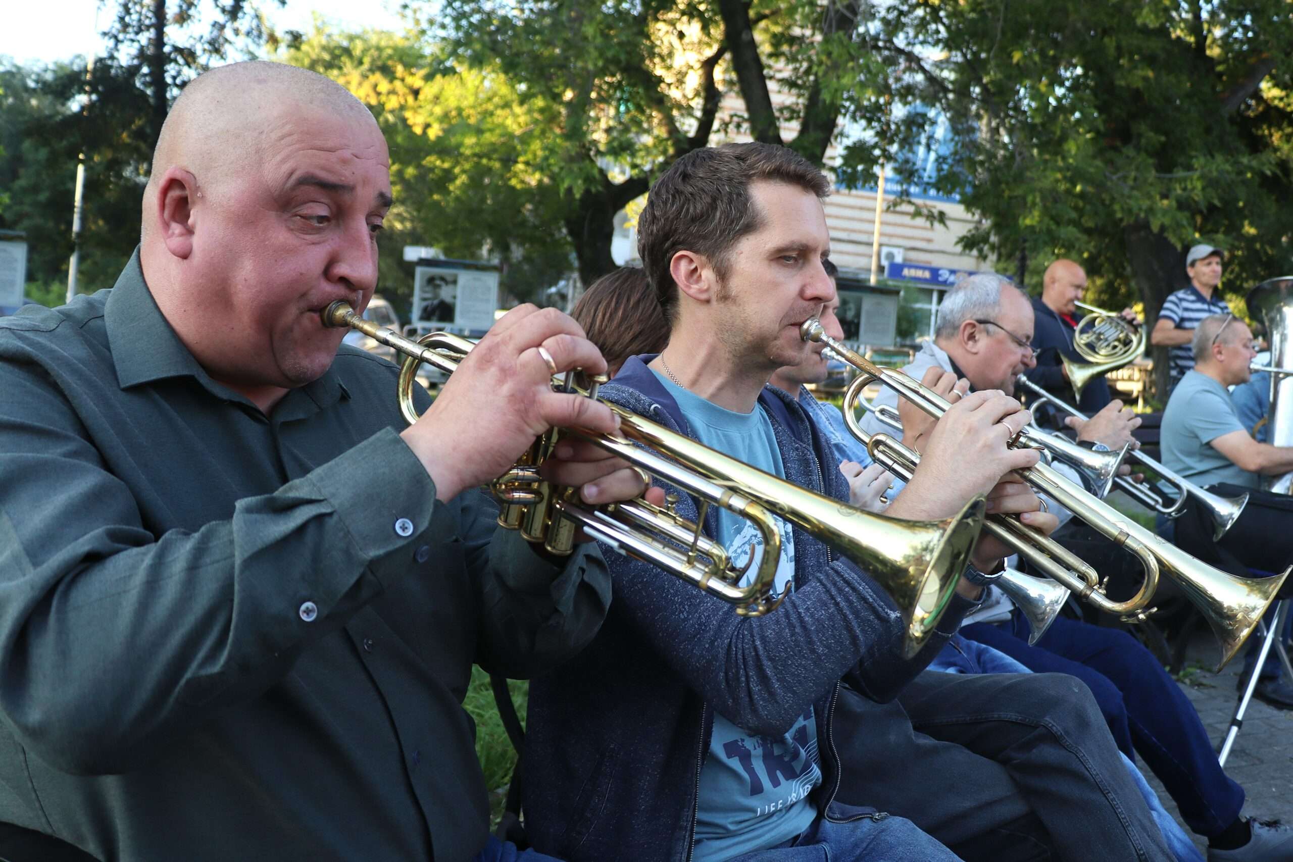 «Мы поднимаем наш флаг!»: в Миассе отметили День Государственного флага России