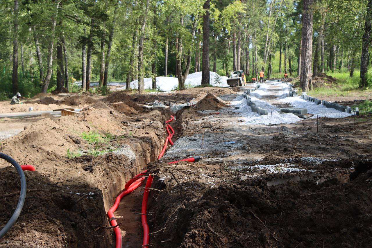 В парке Автозаводцев обустраивают игровую площадку и тропинки