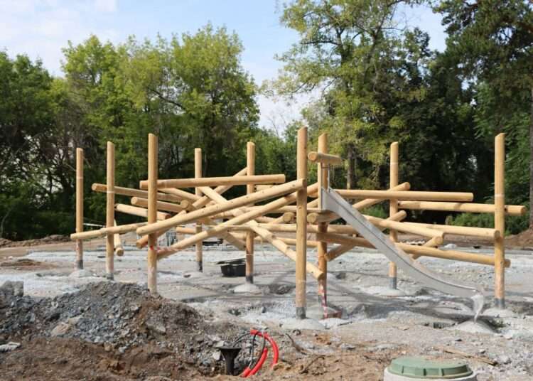 В парке Автозаводцев обустраивают игровую площадку и тропинки