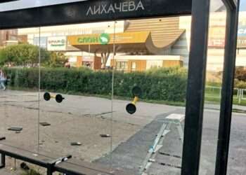Поврежденные стекла на остановках меняют в Миассе