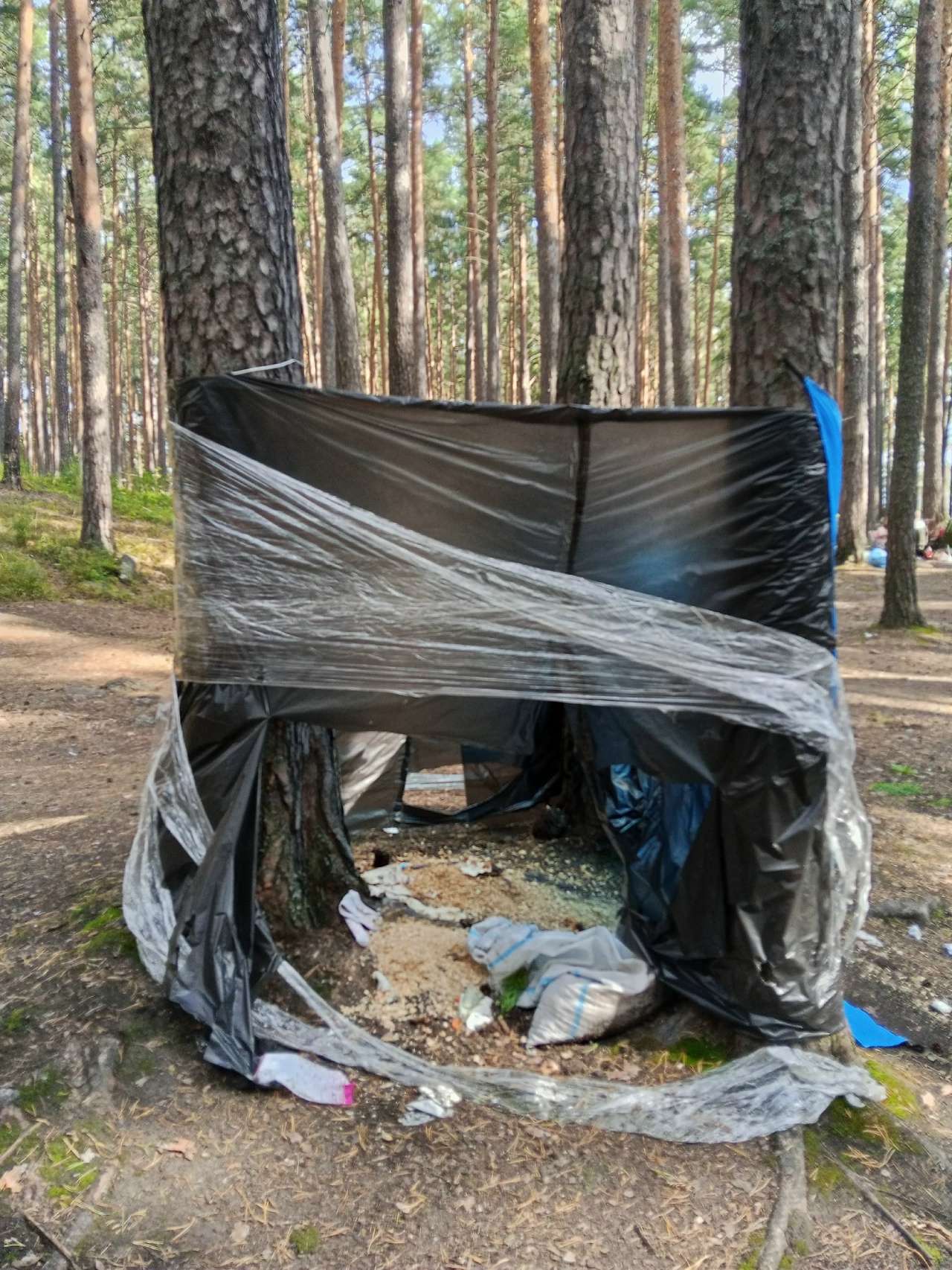 Нерадивые туристы устроили свалку на берегу Тургояка