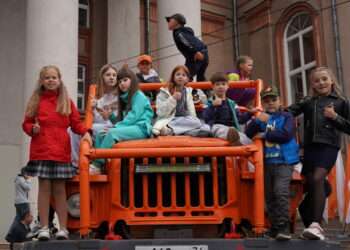 Миасские школьники попробовали себя в роли водителей «Урала»