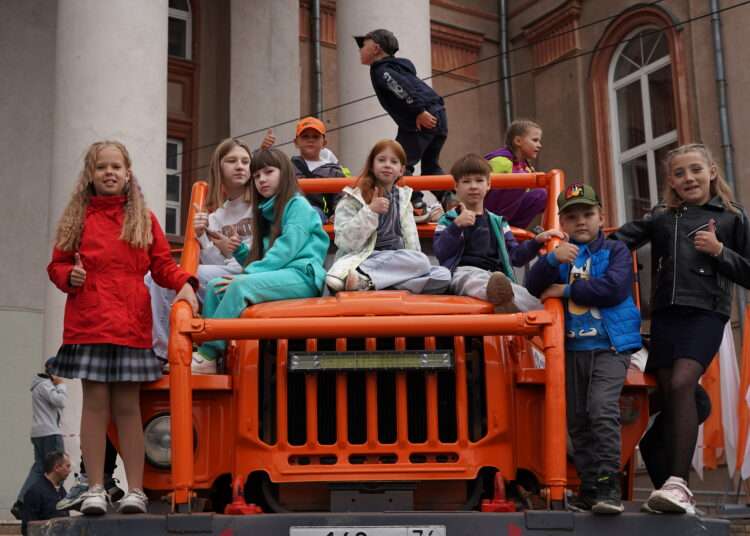 Миасские школьники попробовали себя в роли водителей «Урала»