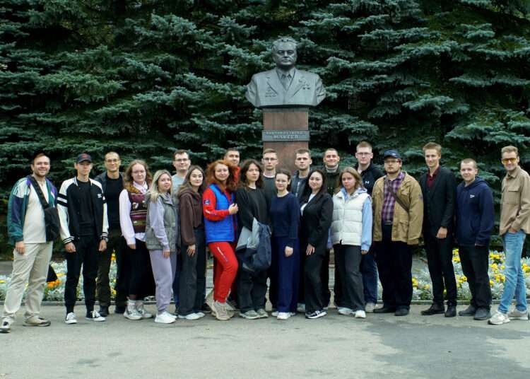 Дружной компанией