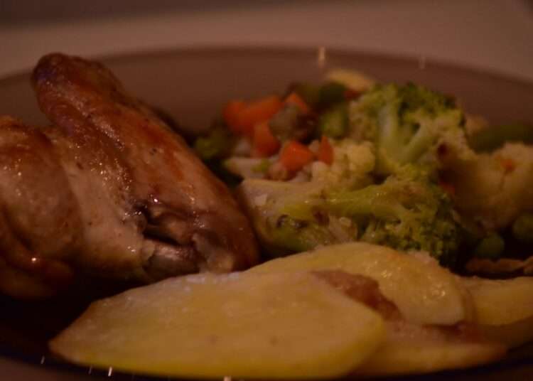 Без взрывов и отравлений: что можно и нельзя греть в микроволновке?