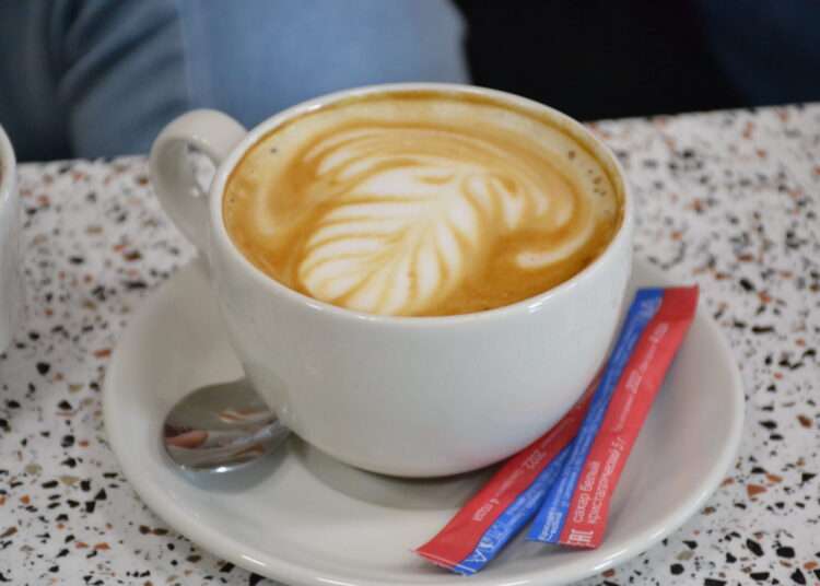 Почему не стоит пить кофе с холодными десертами?