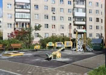 Благоустройство детской площадки в Миассе близится к завершению