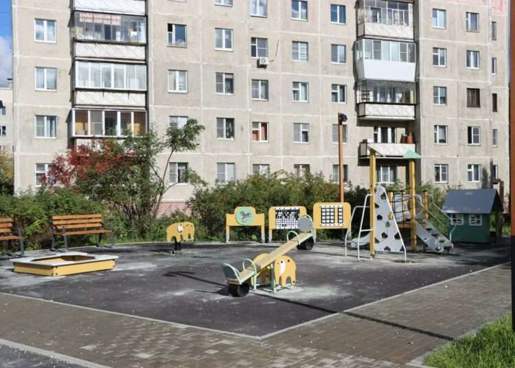 Благоустройство детской площадки в Миассе близится к завершению